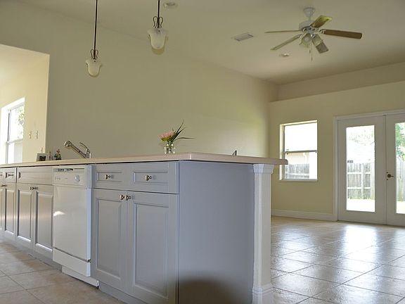 4th image of 4027 Foothill Dr
