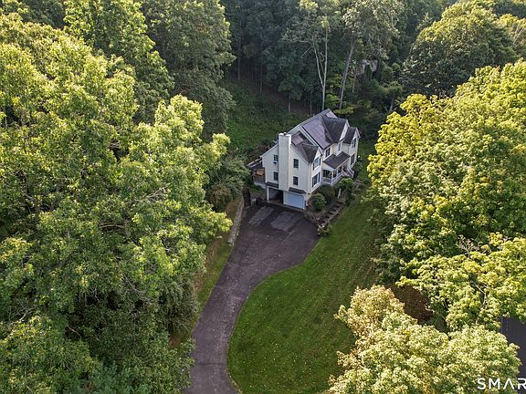5th image of 132 Aspetuck Ridge Road