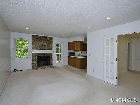 3rd image of 150 Larchmont Dr