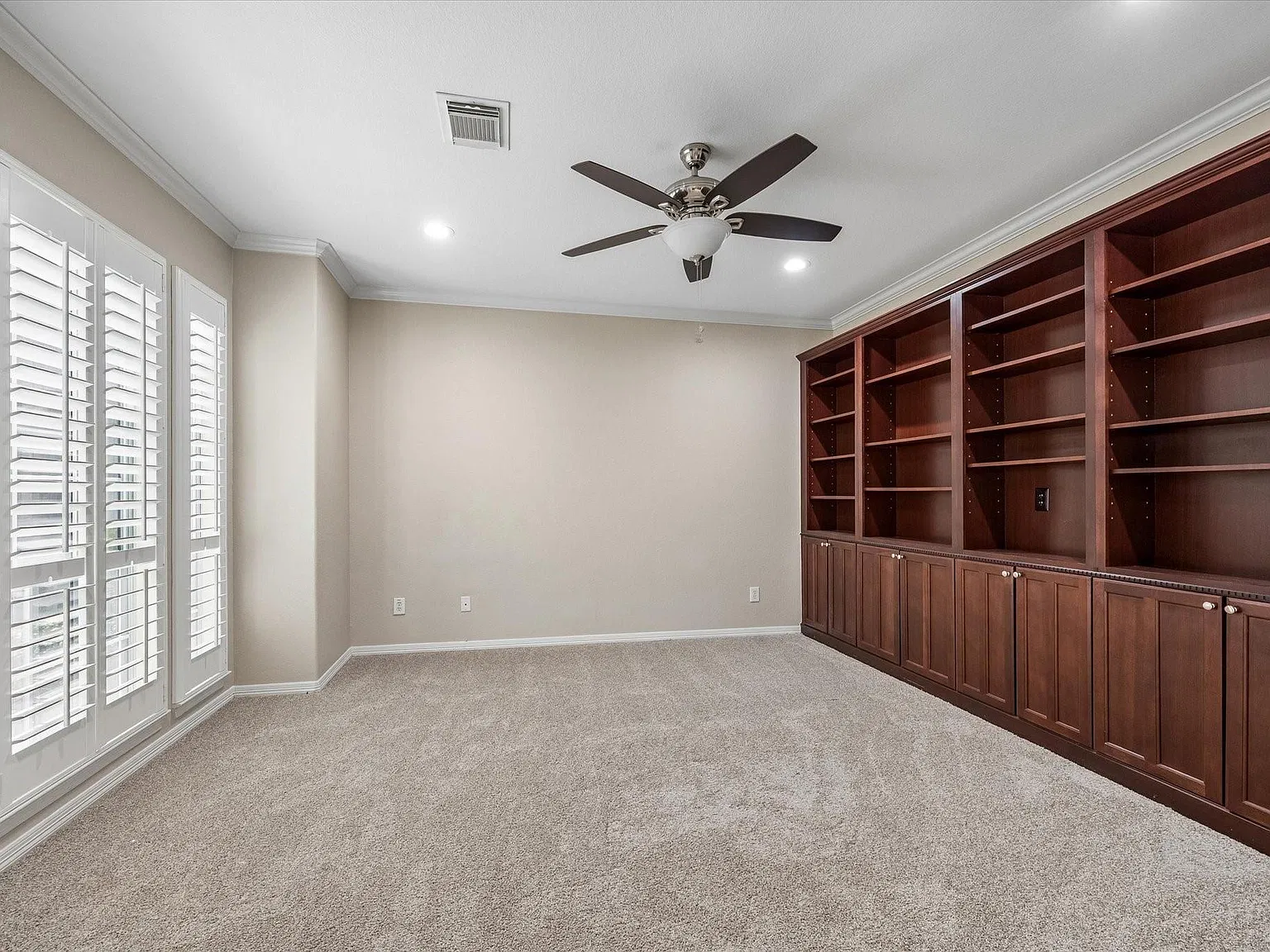 4 bed, 3.5 bath, 3918 sqft, $4,299 — Photo 3