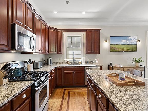3rd image of 315 Essex St #2