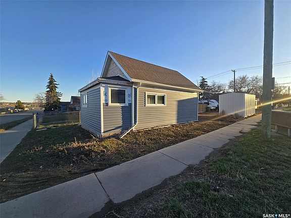 3rd image of 538 9th AVENUE NW