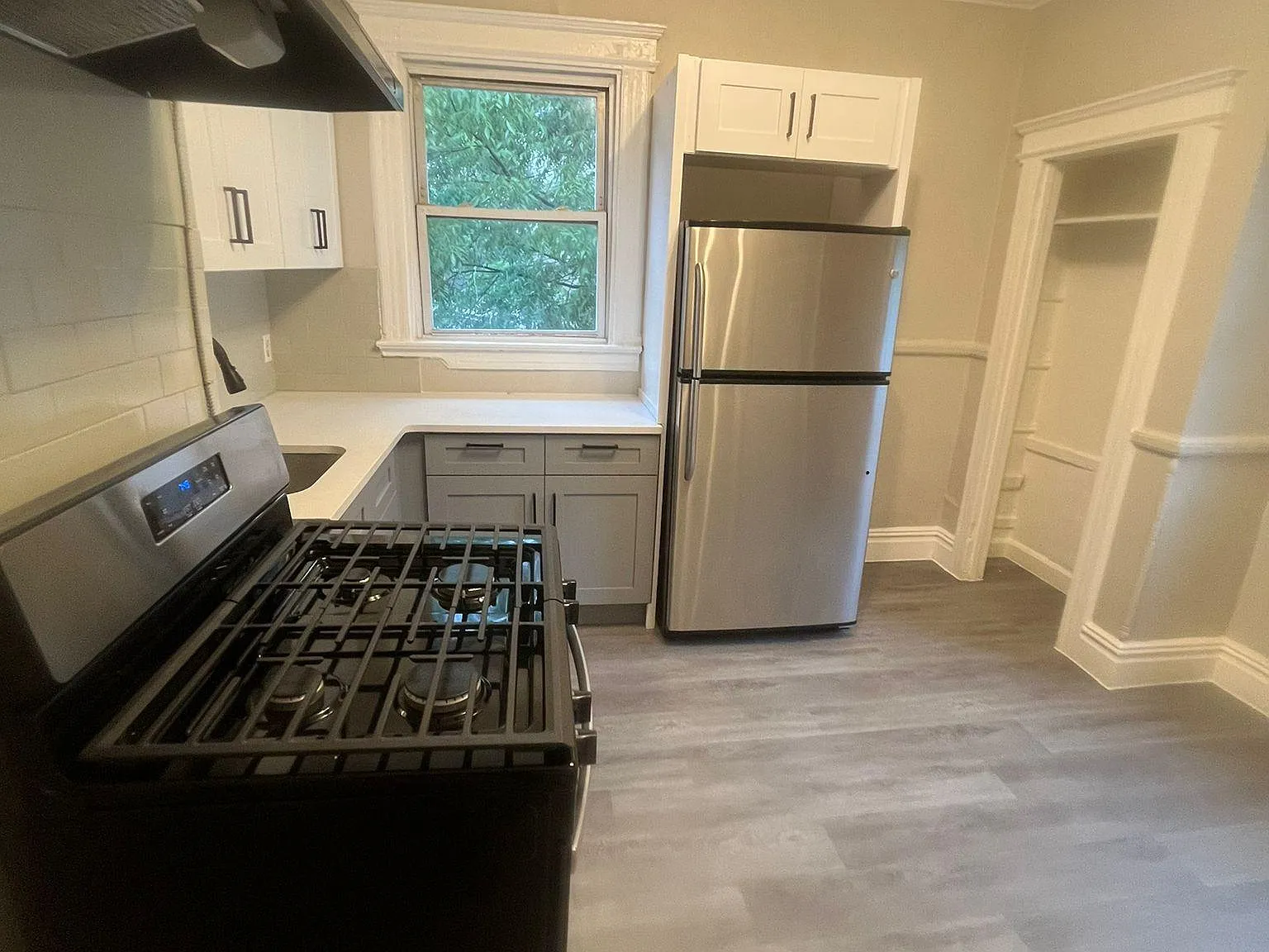 3 bed, 1000 sqft, $1,850 — Photo 2