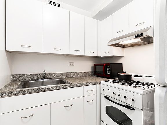 5th image of 430 W 34th St APT 9A