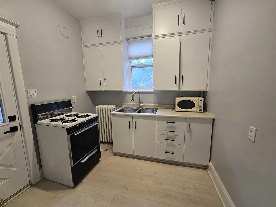 1047 Main St E #3
