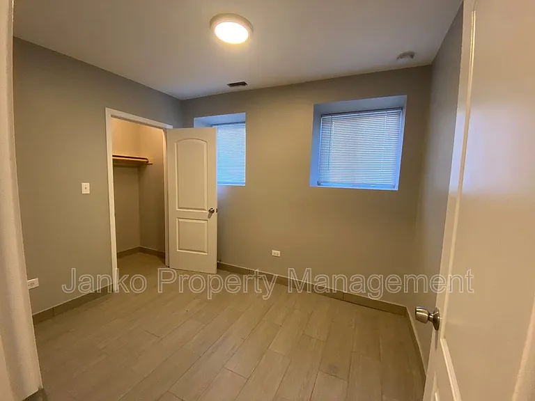 5700 S Wabash Ave — Photo 8