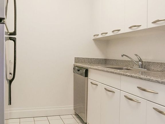 4th image of 150 E 44th St APT 32A