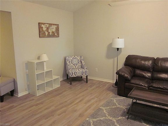 3rd image of 102 Stonehedge Dr