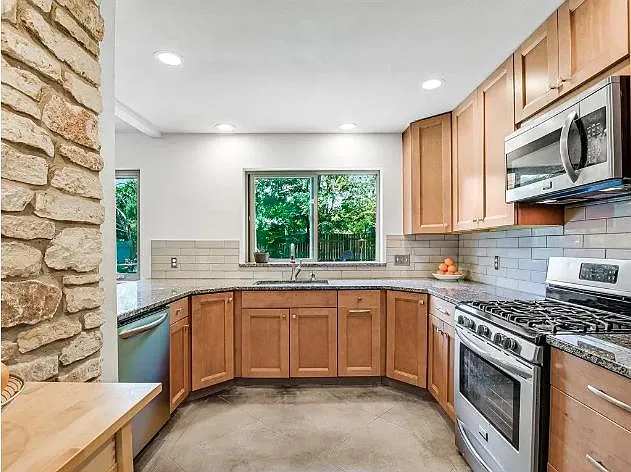 3 bed, 1396 sqft, $4,000 — Photo 2