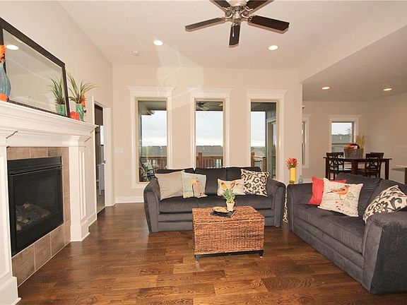 3rd image of 6827 Larson Ave