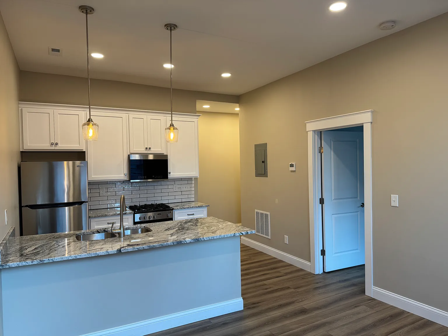 2 bed, 500 sqft, $1,695 — Photo 3