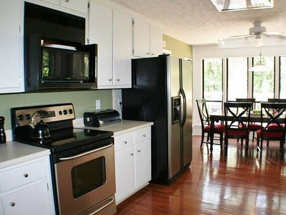 Kitchen & Breakfast Area