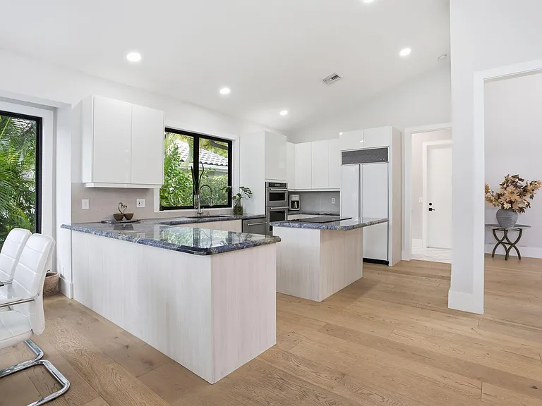 11180 Isle Brook Ct — Photo 43