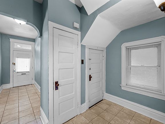 4th image of 2856 Victor St