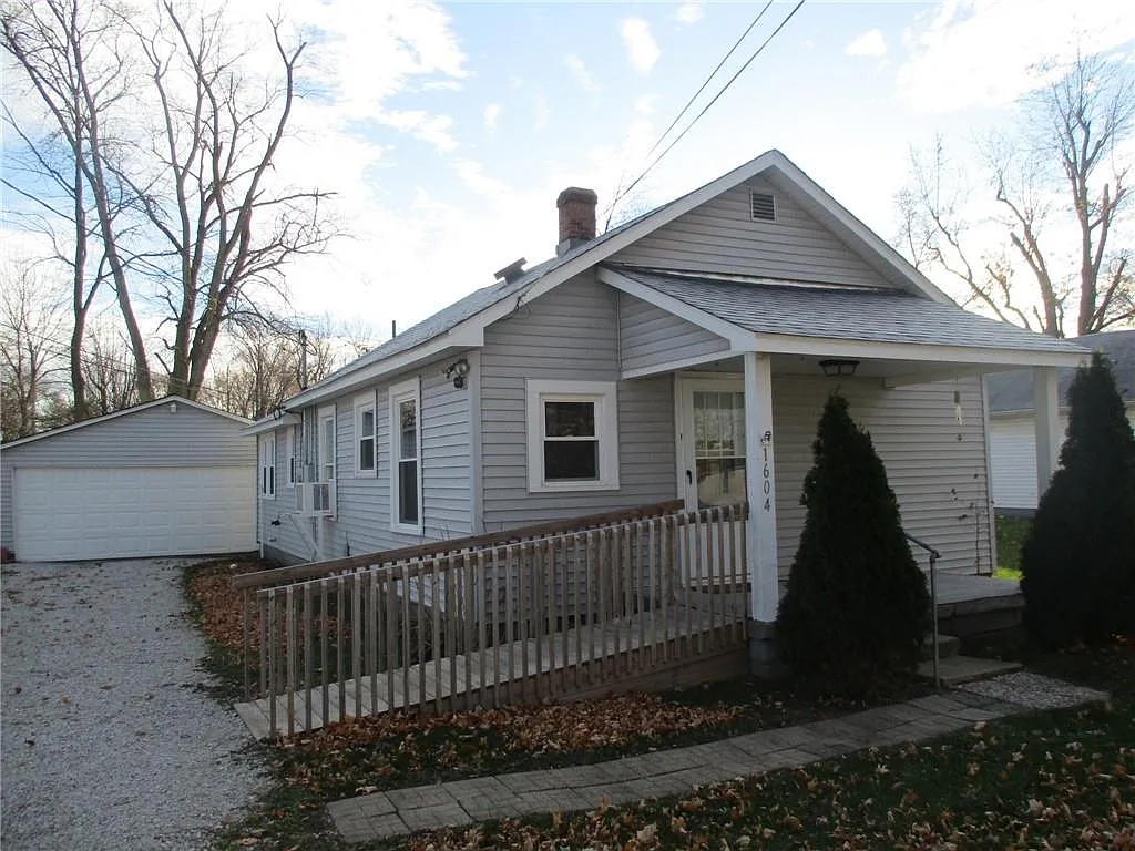 1604 Plum St photo 1