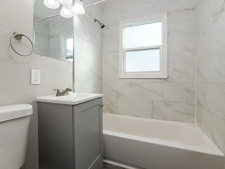 756661_025_main_bathroom_13593231.jpg