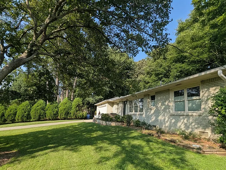 2334 Elmwood Dr SE — Photo 2