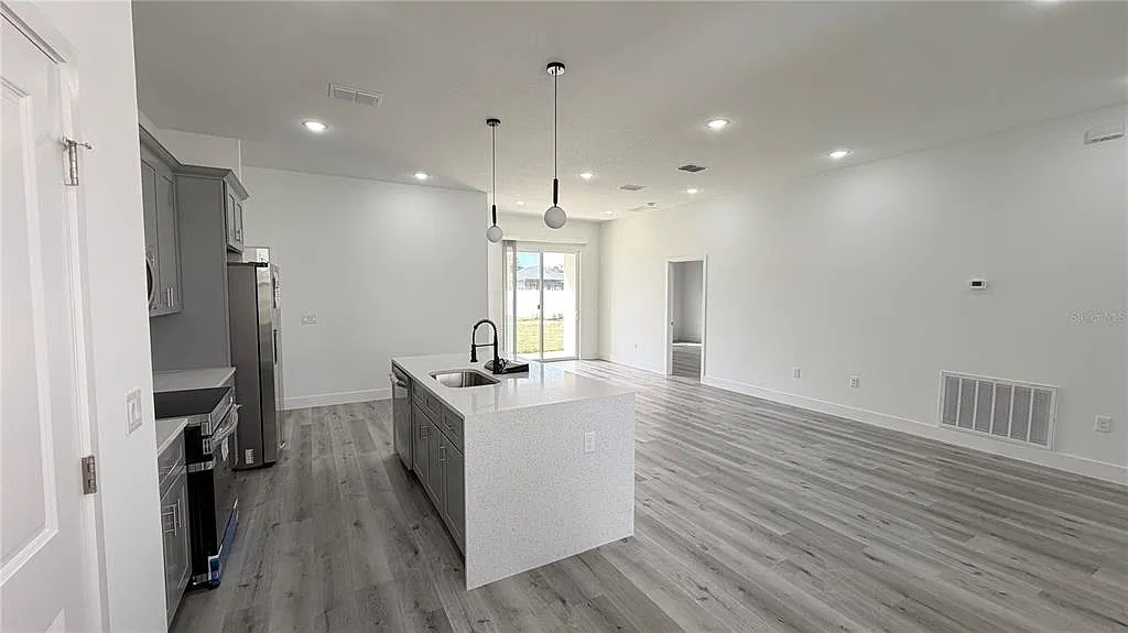 4 bed, 2.0 bath, 1820 sqft, $2,100 — Photo 3