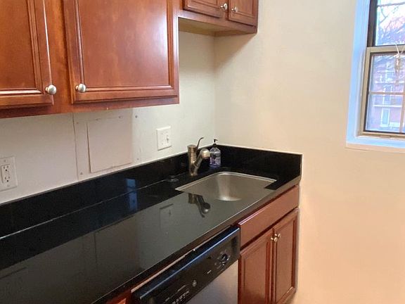 5th image of 820B S Washington St #226