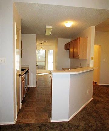 5th image of 901 Crestwood Dr