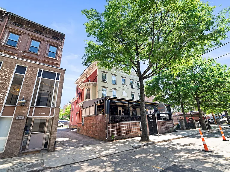 271 Crown St — Photo 17