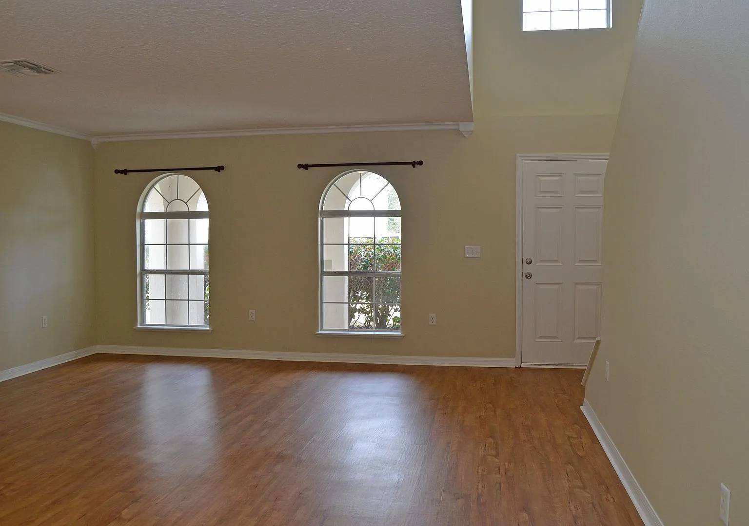 Spacious Four Bedroom in Yulee! — Photo 2
