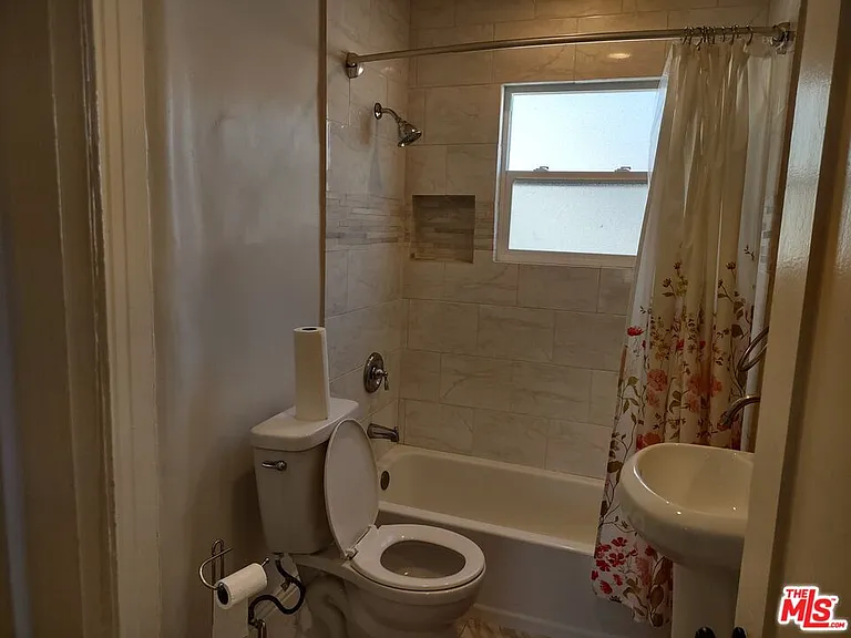 2142 S Victoria Ave — Photo 23