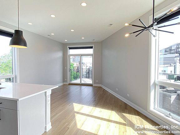 4th image of 1052 W Cornelia Ave #3R