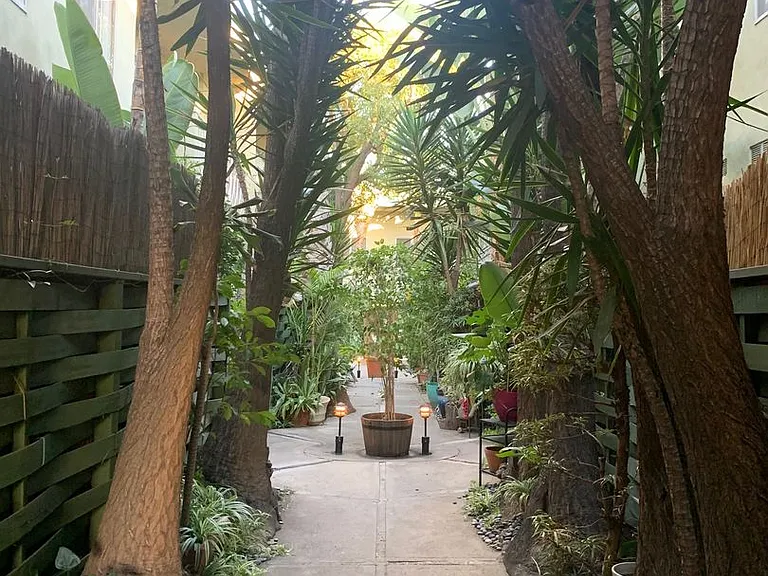 725 N Sycamore Ave — Photo 4