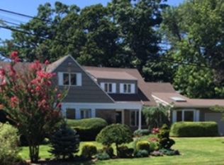 1050 Links Rd, Woodmere, NY 11598