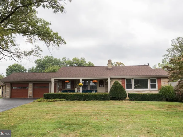 590 E Jackson St, New Holland, PA 17557