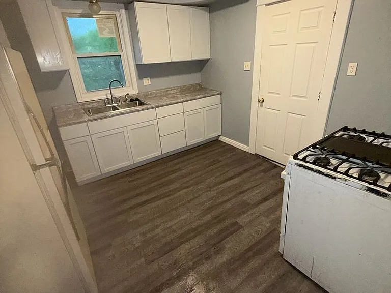 736 Lawndale Ave — Photo 8