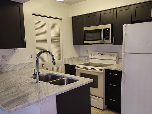 5th image of 1227 SW 46th Ave APT 305