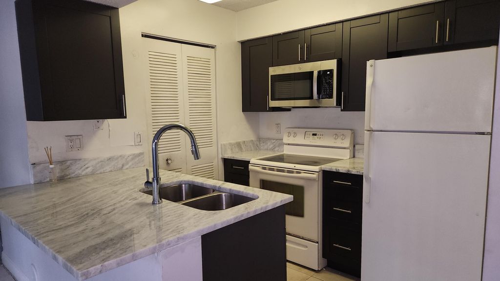 1227 SW 46th Ave APT 305, photo 5