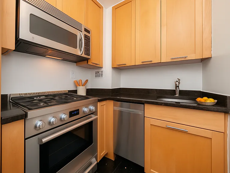 236 E 36th St #2G — Photo 3