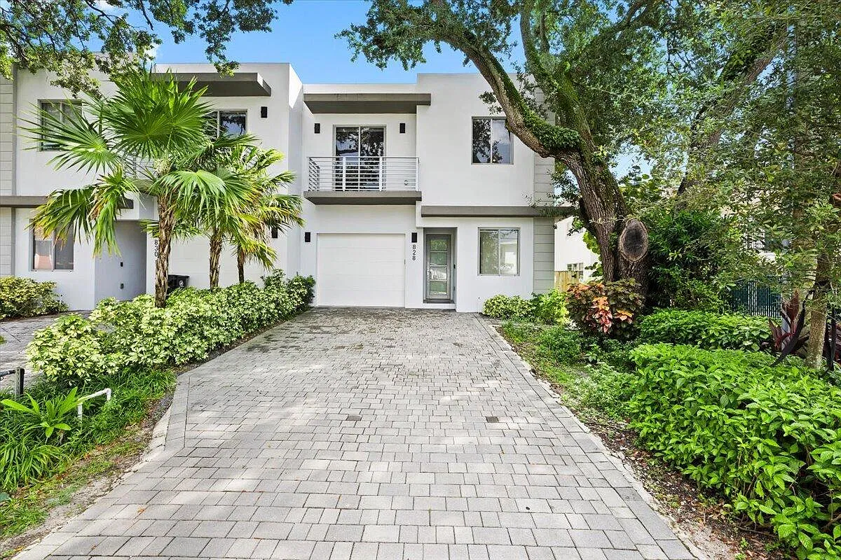 Great Location & Modern! — Photo 1
