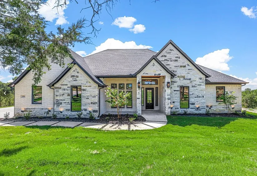 1064 Glenoaks Dr