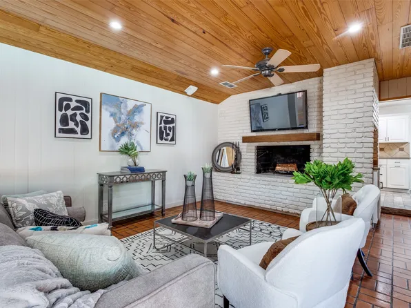 9425 Springwater Dr, Dallas, TX 75228