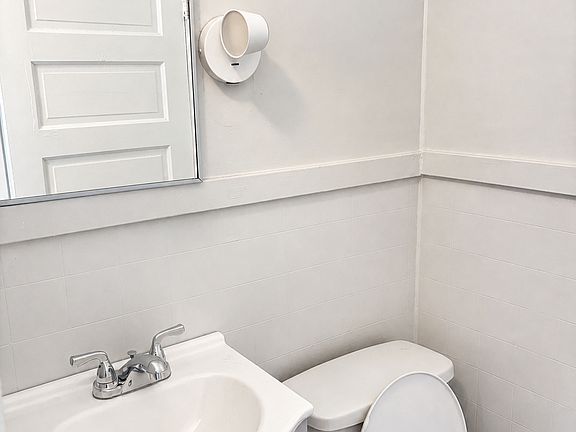 5th image of 165 University Ave #3L