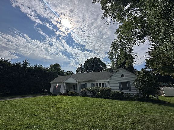 3rd image of 20 E Maple Rd