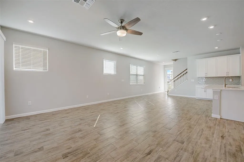 4 bed, 3.0 bath, 2586 sqft, $2,975 — Photo 3