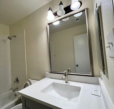 4th image of 9221 Goldenview Dr