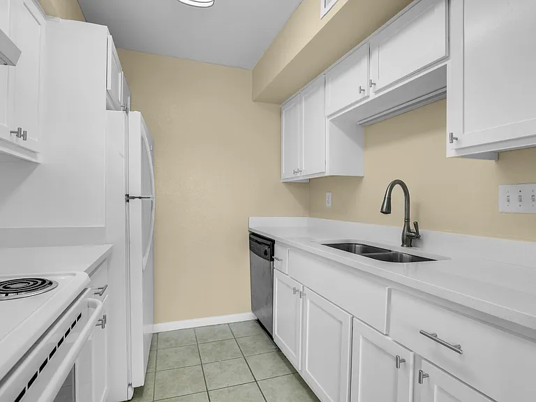 3220 69th St #H8 — Photo 9
