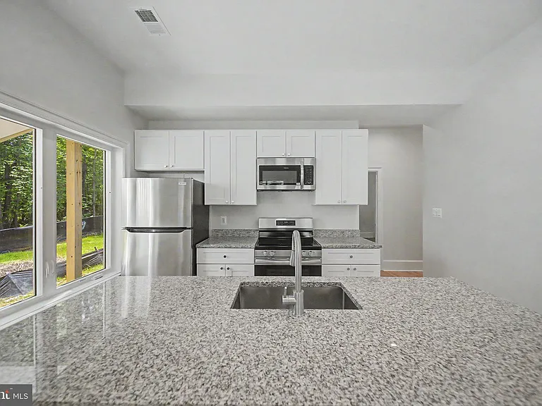 10205 Sorrel Ave — Photo 8
