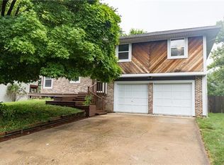 15206 S Summertree Ln, Olathe, KS 66062