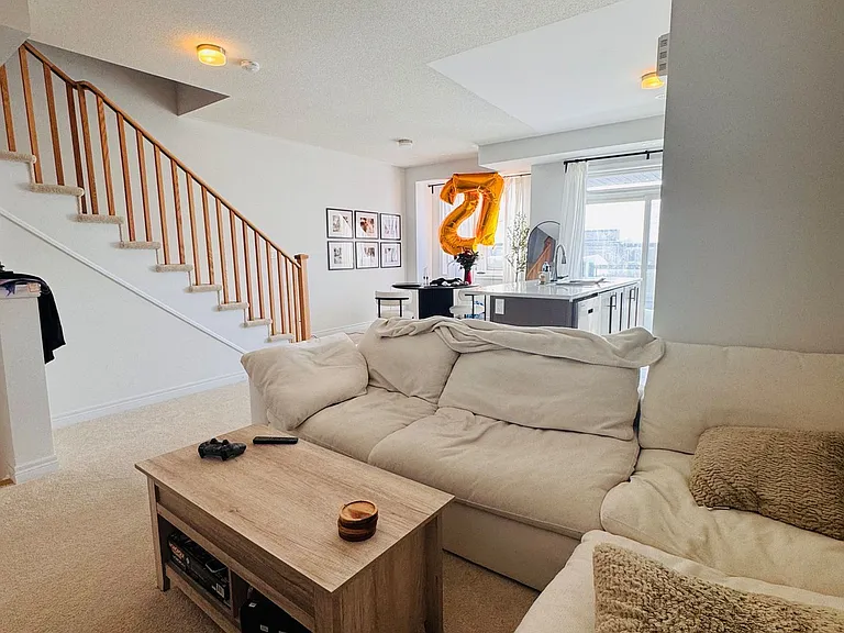 2037 Cameron Lott Cres — Photo 7
