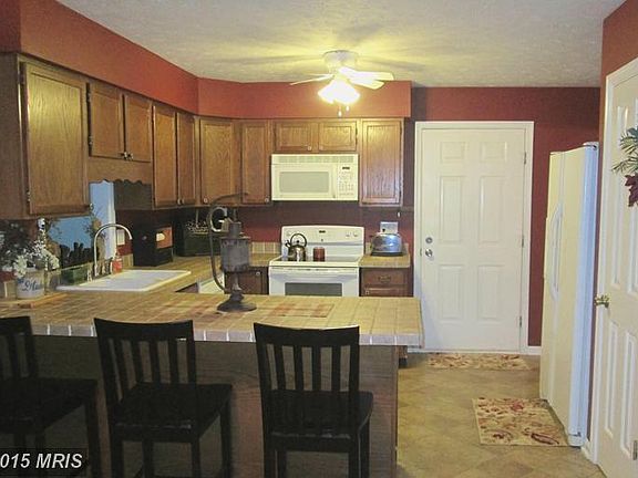 3rd image of 121 Fair Lawn Ct