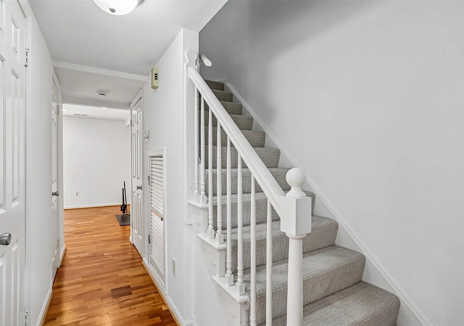 Great 2BR 2BA in Highly Sought Kenwood Forest Community near Downtown Bethesda — Photo 3