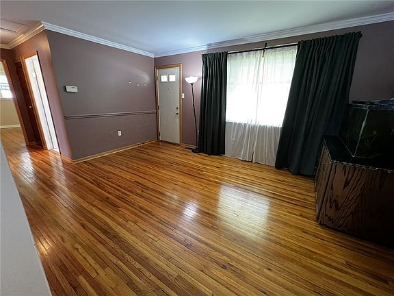 5th image of 2406 Marion St