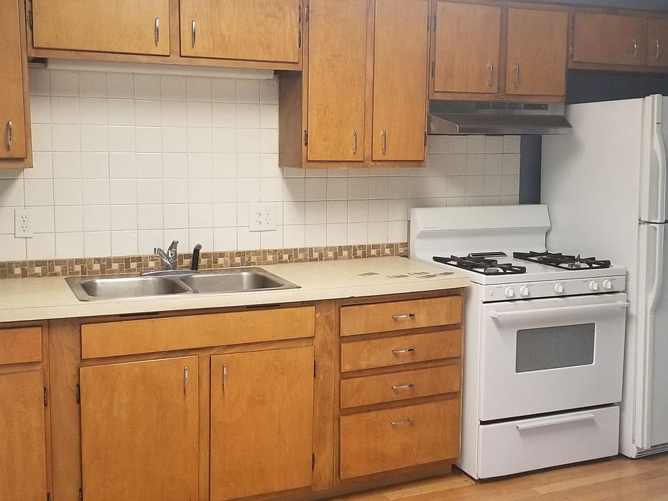 2nd image of 918 East St APT 4